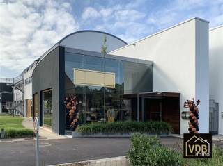 Volledig afgewerkt, modern handelspand (GV 294 m² en -1 magazijn 119 m² en grote goederenlift) met huurcontract 3-6-9. Dit mooie pand is...