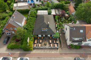 Op een commerciële toplocatie langs de Mechelsesteenweg in Hove vind je dit ruime en instapklare handelspand. Dankzij de goede zichtbaarheid en de vlotte verbinding met Hove, Kontich, Edegem en Mortsel is dit een ideale uitvalsbasis voor wie op zoek is naar een goed bereikbare locatie mét ruimte.<br /><br />Het pand is volledig gelijkvloers en beschikt over een ruime, verzorgde inrichting die meteen klaar is voor gebruik. De royale oppervlakte biedt heel wat mogelijkheden om de ruimtes eventueel verder in te delen. De lichtrijke veranda zorgt voor een aangename extra ruimte en brengt veel natuurlijk licht binnen.<br /><br />Aan de voorzijde bevindt zich een ruim terras dat het pand een verzorgde uitstraling geeft en extra mogelijkheden creëert. De combinatie van de ruime indeling, de goede ligging en de instapklare staat maakt van dit pand een interessante opportuniteit voor wie op zoek is naar een professionele locatie met veel mogelijkheden.<br /><br />Troeven:<br />- Ruim en verzorgd handelspand<br />- Commerciële ligging met uitstekende zichtbaarheid<br />- Vlot bereikbaar vanuit Hove, Kontich, Edegem en Mortsel<br />- Volledig gelijkvloers<br />- Ruime, lichtrijke veranda<br />- Terras aan de voorzijde<br />- Geschikt voor diverse commerciële en professionele activiteiten<br /><br />Een interessante opportuniteit voor ondernemers die op zoek zijn naar een ruim en praktisch ingericht handelspand met sterke visibiliteit en directe gebruiksmogelijkheden - must visit!<br /><br />Contacteer ons via jarno@groepvanhaute.be of 0492 83 88 19.