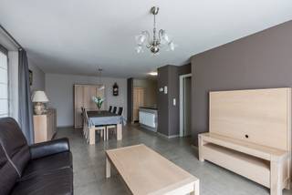 <strong>Instapklaar appartement met 2 slaapkamers</strong><br /><br /><span>Dit verzorgde appartement biedt een aangename combinatie van comfort, ruimte en een praktische indeling.</span><br /><br /><span>Via de inkomhal kom je terecht in de lichtrijke leefruimte die naadloos aansluit op de geïnstalleerde keuken. De open indeling zorgt voor een ruimtelijk gevoel en een gezellige sfeer. Vanuit de woonkamer heb je rechtstreeks toegang tot het terras, een fijne plek om te ontspannen en van het buitenleven te genieten.</span><br /><br /><span>Aansluitend aan de keuken bevindt zich een praktische berging, ideaal voor extra opslagruimte en het plaatsen van huishoudelijke toestellen.</span><br /><br /><span>Verder beschikt het appartement over twee volwaardige slaapkamers, een badkamer met een bad- en douchecombinatie en een apart toilet.</span><br /><br /><span>Een extra troef is de ondergrondse garageplaats en de privatieve berging, die beide inbegrepen zijn. Hierdoor geniet je niet alleen van een veilige parkeerplaats, maar ook van voldoende extra opbergruimte.</span><br /><br /><span>Benieuwd naar wat dit appartement te bieden heeft? Maak dan gerust een afspraak voor een bezoek en ontdek zelf alle troeven van deze eigendom.</span>