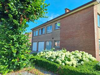 Praktisch instapklaar appartement te Zolder centrum.<br /><br />Dit appartement op de eerste verdieping heeft twee ruime slaapkamers, een ingerichte recente keuken en badkamer met douche, living en een berging.<br /><br />Het knus terras en de privatieve garage zijn ZEKER extra PLUSPUNTEN.<br /><br />Er zijn GEEN gemeenschappelijke vaste kosten.