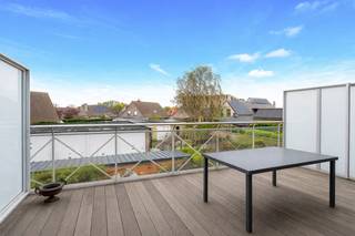 Mooi appartement gelegen in een recent gebouw (bouwjaar 2005) te Knokke- Westkapelle. Het appartement is volledig asbestveilig, het voldoet aan de huidige elektrische normen en het is energiezuinig met een B-label.<br /><br />Indeling: een ruime en lichtrijke woonkamer met een gezellige open haard, een open keuken volledig uitgerust met alle toestellen, een praktische berging met aansluiting voor de wasmachine en droogkast. Achteraan het appartement twee volwaardige slaapkamers, beide met toegang tot het zonneterras. Verder nog een badkamer met lavabo en inloopdouche en een apart gastentoilet.<br /><br />In het gebouw is er een gemeenschappelijke fietsenberging op het gelijkvloers. De residentie beschikt niet over een lift, wat resulteert in zeer lage syndickosten.<br /><br />Bezoeken? Graag na afspraak met Maxim Slabbinck op 0494/52.59.73