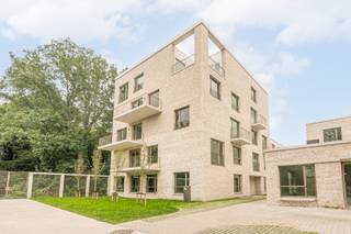 <p>Op de tweede verdieping van dit stijlvolle nieuwbouwproject bevindt zich dit instapklare appartement van 126 m². De woonst is volledig afgewerkt en onmiddellijk beschikbaar, zodat je zonder lange wachttijden of bouwzorgen kunt verhuizen.</p><p>De doordachte indeling biedt alle ruimte voor comfortabel wonen. De lichtrijke leefruimte met open keuken vormt het centrale punt van het appartement en sluit naadloos aan op het terras. Dankzij de grote raampartijen geniet je de hele dag van een aangename lichtinval en een mooi zicht op de groene omgeving.</p><p>Met drie volwaardige slaapkamers is dit appartement geschikt voor gezinnen, koppels die extra ruimte wensen of wie een aparte bureau of hobbykamer zoekt. Daarnaast beschik je over een stijlvolle badkamer, een afzonderlijk gastentoilet en een praktische berging.</p><p>Ook op technisch vlak voldoet deze woning aan de hoogste verwachtingen. Dankzij de energiezuinige technieken en kwalitatieve materialen woon je niet alleen comfortabel, maar geniet je ook van een lage energiefactuur en een toekomstgerichte investering.</p><p>De ligging aan de bosrand zorgt voor een unieke woonbeleving. Je woont in een rustige, autoluwe omgeving, omringd door groen en wandelpaden, terwijl het centrum van Mechelen, winkels, scholen, openbaar vervoer en belangrijke invalswegen vlot bereikbaar zijn.</p><p>Ondergronds is een parkeergarage voorzien. Een privatieve autostaanplaats kan afzonderlijk worden aangekocht, waardoor de buitenomgeving maximaal behouden blijft als groene en veilige leefruimte.</p><p>Wil je een ruim, instapklaar nieuwbouwappartement waar comfort, ruimte en een groene ligging samenkomen? Neem contact met ons op voor meer informatie of plan een bezoek ter plaatse.</p>