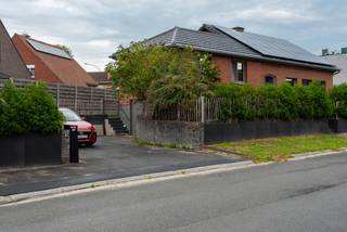 <p><strong>Rustig wonen, veel licht, een tuin rondom, veranda én 24 zonnepanelen? Check!</strong> Deze gerenoveerde open bebouwing combineert comfort en energiezuinigheid met een topligging in een rustige doodlopende straat, vlak bij het centrum van Zomergem. En alsof dat nog niet genoeg is: dankzij de ruime zolder kan hier eenvoudig een <strong>vierde slaapkamer</strong> gecreëerd worden!</p>
<p></p>
<p>De woning werd in <strong>2020 gerenoveerd</strong> en beschikt onder meer over een vernieuwde living , keuken (volledig uitgerust met toestellen en voorzien van anex berging) en badkamer. <strong>Alle ramen en buitendeuren werden vernieuwd</strong>, wat het comfort en de energieprestaties van de woning extra ten goede komt.</p>
<p></p>
<p>De gezellige en ruime living is voorzien van een elektrische kachel, terwijl <strong>centrale verwarming op aardgas</strong> en <strong>warmtepomp/airco in de living en nachthall</strong> zorgen voor het nodige comfort.</p>
<p></p>
<p>Momenteel zijn er <strong>3 volwaardige slaapkamers en een bureauruimte</strong>. De zolder biedt bovendien heel wat mogelijkheden voor wie extra leefruimte wenst.</p>
<p></p>
<p>De <strong>veranda</strong> vormt een aangename extra leefruimte en zorgt voor een mooie verbinding tussen woning en tuin. Buiten geniet je verder van een <strong>tuin rondom de woning</strong>, een gezellig zonneterras en een perceel van maar liefst <strong>580 m²</strong>.</p>
<p></p>
<p>De inpandige garage met aansluitende kelder zorgt dan weer voor extra praktische bergruimte.</p>
<p></p>
<p><strong>❤️ Waarom deze woning?</strong></p>
<ul>
<li>Open bebouwing op <strong>580 m²</strong></li>
<li>Gerenoveerd in <strong>2020</strong></li>
<li><strong>Alle ramen en buitendeuren vernieuwd</strong></li>
<li><strong>EPC-label B</strong> + <strong>24 zonnepanelen</strong></li>
<li>3 slaapkamers + bureau</li>
<li>Mogelijkheid tot 4e slaapkamer</li>
<li>Vernieuwde keuken & living</li>
<li><strong>Veranda</strong></li>
<li>Warmtepomp/airco</li>
<li>Tuin rondom + aangenaam zonneterras</li>
<li>Inpandige garage & kelder</li>
<li>Rustige doodlopende straat nabij centrum Zomergem</li>
<li><strong>Vrij bij akte</strong></li>
</ul>
<p></p>
<strong>Een woning die vandaag al helemaal goed zit, maar morgen nog extra mogelijkheden biedt. Kom kijken, ontdek de ruimte en wie weet voelt dit meteen als thuiskomen. </strong>