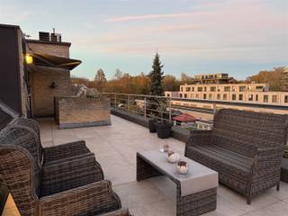 Instapklaar kraaknet onderhouden dak-apartement(110m²) met 3 slaapkamers en ruim zonneterras.Dit appartement betreden we via de inkomhal...