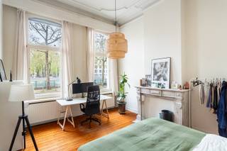 Gelegen op een absolute toplocatie op één van de meest gegeerde delen van de vernieuwde Antwerpse Leien, vinden we deze karaktervolle en ruime woning met hoge plafonds en prachtige sierlijsten die zorgen voor een authentieke uitstraling. Dankzij de nabijheid van het bruisende Zuid en het Justitiepaleis, evenals de vlotte verbinding met belangrijke in- en uitvalswegen, geniet u hier van een uitstekende bereikbaarheid.<br /><br />De woning beschikt over een zeer ruime ondergrondse kelder en biedt tal van mogelijkheden, zowel voor eigen bewoning als voor een interessante investering (momenteel verhuurd).<br /><br />Op het gelijkvloers bevinden zich twee slaapkamers, een apart toilet en twee bergingen. Verder vinden we hier ook een aangename tuin waar u tot rust kan komen midden in de Stad. Op de tussenverdieping is er een extra slaapkamer met apart toilet.<br /><br />De eerste verdieping omvat een lichtrijke woonkamer op parket met grote raampartijen, aansluitend een keuken en een gezellig terras. Tussen de eerste en tweede verdieping is er een extra werkruimte.<br /><br />Op de tweede verdieping bevinden zich een badkamer met dubbele lavabo, ligbad en toilet, evenals twee slaapkamers met planchévloeren. De derde verdieping biedt nog twee slaapkamers en een tweede badkamer met douche, lavabo en toilet.<br /><br />Tot slot is er nog een zolder, geschikt als extra kamer of polyvalente ruimte.<br /><br />De woning beschikt over maar liefst 6 slaapkamers en 2 badkamers, ideaal voor grote gezinnen of als investering.<br /><br />P-score & G-score: C<br />EPC: 340 kWh/m²<br />stedenbouwkundige inlichtingen in aanvraag