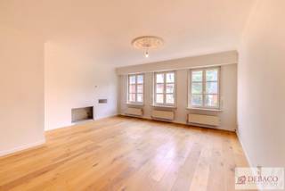 Ruime bel-etage met 4 slaapkamers in centrum Herentals!Deze ruime bel-etage is op het gelijkvloers voorzien van een inkomhal met bergruimte en een...