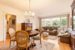 <p>Comfortabel appartement op Linkeroever, vlak bij het Sint-Annabos, Sint-Annastrand en de Schelde.</p>
<p>Dit appartement combineert een groene omgeving met een vlotte bereikbaarheid naar het centrum van Antwerpen. Gelegen op Linkeroever geniet je hier van de nabijheid van het Sint-Annabos, het Sint-Annastrand en de jachthaven, ideaal voor wie houdt van wandelen, fietsen en ontspannen aan het water. Openbaar vervoer bevindt zich vlak bij het gebouw en ook de verbinding naar de Ring en de belangrijkste uitvalswegen verloopt bijzonder vlot. Het appartement beschikt over twee slaapkamers, een functionele indeling en een aangename leefruimte. Een praktische staanplaats vormt een extra meerwaarde.</p>
<p>Belangrijkste ruimtes:<br />• Woonkamer met aangename lichtinval<br />• Keuken uitgerust met vaatwasser, dampkap, koelkast, elektrische kookplaat en elektrische oven<br />• 2 slaapkamers<br />• Badkamer met ligbad, wastafel en aansluiting voor wasmachine en droogkast<br />• Apart toilet<br />• Staanplaats</p>
<p>Troeven:<br />• Gelegen op Linkeroever nabij Sint-Annabos, Sint-Annastrand en de Schelde<br />• Vlotte verbinding naar Antwerpen centrum, Ring en uitvalswegen<br />• Openbaar vervoer vlak bij het gebouw<br />• Staanplaats te koop voor €19.000</p>
<p>Neem vandaag nog contact op voor meer informatie of een bezoek. JOUW DROOMAPPARTEMENT. ZO GEVONDEN!</p>
