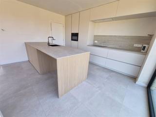 <p>Rustig gelegen woning in een landelijke leefomgeving. Gunstige nabijheid van E314.<br />Deze vrijstaande woning, totale nieuwbouw, word is volledig afgewerkt met duurzame, energiezuinige en kwalitatieve materialen.<br /><br />De woning met moderne, strakke bouwstijl is gelegen op een zuidwest gericht perceel.<br />Het betreft een ruime woning van 176m² ingedeeld als volgt:<br />- gelijkvloers : ruime inkomhal, gastentoilet, zeer grote en zonnige woonkamer met open keuken uitgerust met keukeneiland en alle toestellen en comfort. Aangrenzend een ruime en praktische was en voorraadberging.<br />- 1ste verdiep: 3 ruime slaapkamers, apart toilet, luxe badkamer voorzien van ligbad, inloopdouche en dubbel lavabomeubel. Op het verdiep is er nog een apart technische berging of opslagruimte.<br /><br />Hoogkwalitatieve afwerking. Mooie materiaalkeuze. Direct instapklaar!<br /><br />De woning is voorzien van een warmtepomp, vloerverwarming op gelijkvloers en verdiep. Parket in de woonkamer. Ventilatie systeem D. 12 zonnepanelen. Energiezuinige BEN woning.<br /><br />Voor meer inlichtingen nodigen wij u dan ook graag uit bij Dupont Vastgoed, maak gerust uw afspraak op 015 15 15 15</p>