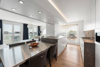 Ontdek dit prachtig afgewerkte hoekappartement op de zesde verdieping in Zeebrugge, waar u geniet van een open, lichtrijke leefruimte en een prachtig zijdelings zeezicht. Dankzij de hoekligging en de grote raampartijen baadt het appartement in natuurlijk licht en ervaart u een aangenaam gevoel van ruimte. De stijlvolle open keuken sluit naadloos aan op de leefruimte en is afgewerkt met kwalitatieve materialen. Vanuit de leefruimte heeft u toegang tot het ruime, zuidgerichte terras, waar u volop kunt genieten van de zon en waar voldoende plaats is voor een comfortabele lounge en eettafel. Daarnaast beschikt het appartement over twee extra balkons met een mooi zicht op het strand en de zee. Er zijn twee ruime slaapkamers, waarvan één volledig is ingericht met drie ingemaakte kasten, geïntegreerde bedden en een bureau, terwijl de tweede een volwaardige en ruime slaapkamer is. Verder beschikt het appartement over een moderne badkamer met douche, een apart toilet en een praktische berging. Bent u op zoek naar een instapklaar appartement met hoogwaardige afwerking, veel lichtinval en een uniek uitzicht over de polders én de zee? Dan is dit de ideale woonst of tweede verblijf. Voor een bezoek of meer informatie kunt u contact opnemen met makelaar Stéphanie via 0472 77 86 60 of stephanie@keyimmo.be. Er is bovendien de mogelijkheid om een garagebox mee aan te kopen