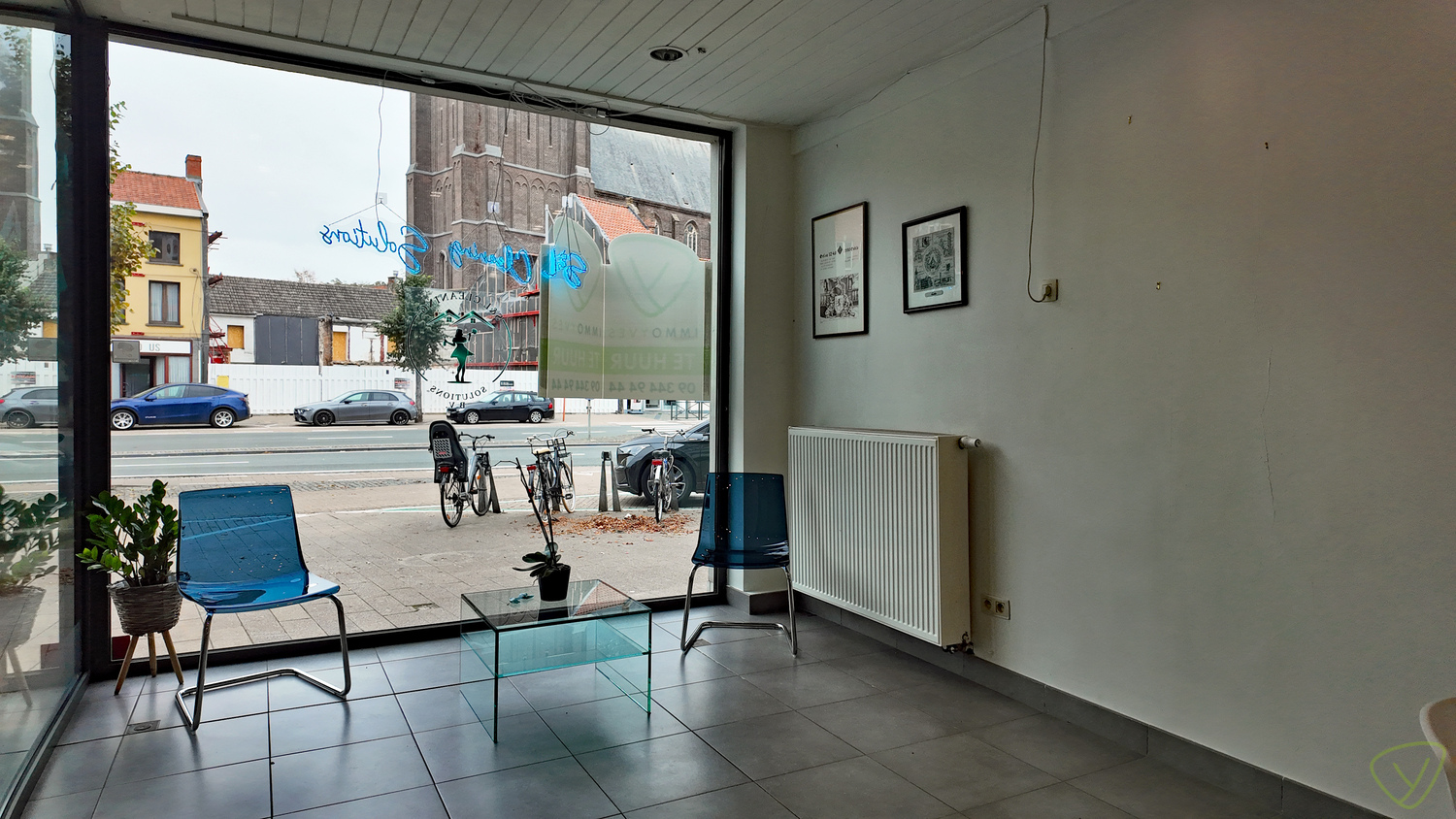 Ruime handelsruimte gelegen op de Markt van Eeklo! - foto 2