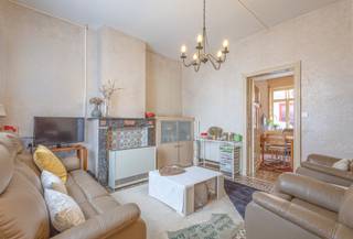 <p>Ben je op zoek naar een woning die je volledig naar eigen smaak kan renoveren? Dan biedt deze charmante woning nabij het centrum van Groot-Bijgaarden heel wat mogelijkheden.</p><p>De woning geniet van een gunstige ligging, op korte afstand van winkels, openbaar vervoer, scholen en alle dagelijkse voorzieningen.</p><p></p><p>Op het gelijkvloers bevinden zich een inkomhal, een woonkamer, een keuken, een eetkamer en een apart toilet. Via de eetkamer bereik je een polyvalente ruimte die tal van mogelijkheden biedt, zoals een bureau, hobbyruimte of uitbreiding van de leefruimte. Vanuit deze ruimte heb je toegang tot de zonnige tuin.</p><p>De eerste verdieping omvat twee ruime slaapkamers. De tweede verdieping bestaat momenteel uit een zolderruimte die, mits de nodige werken, kan worden ingericht als extra slaapkamer(s), bureau of hobbyruimte.</p><p>Daarnaast beschikt de woning over een praktische kelder, ideaal als extra bergruimte.</p><p></p><p>Dankzij de zonnige tuin, de ruime volumes en het renovatie- en uitbreidingspotentieel vormt deze woning een uitstekende opportuniteit voor wie op zoek is naar een project op een centrale locatie in Groot-Bijgaarden.</p>
