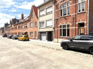 In de Genuastraat te Zeebrugge bevindt zich dit lichtrijke appartement in een kleinschalige residentie (geen of slechts beperkte gemeenschappelijke kosten).<br /><br />Het appartement omvat op de gelijkvloerse verdieping een gezellige, lichte leefruimte met zit- en eetgedeelte, een ruime keuken met plaats voor een eethoek, en een badkamer voorzien van een ligbad, toilet en dubbele wastafel. Via de keuken heeft u toegang tot een aangename, afgesloten koer. Op de eerste verdieping bevinden zich twee ruime slaapkamers (elk ca. 12 m²).<br /><br />De Genuastraat is een rustige straat in Zeebrugge-Dorp, met voldoende parkeergelegenheid in de buurt.<br /><br />Het appartement beschikt over PVC-ramen met dubbele beglazing en wordt verwarmd via centrale verwarming op aardgas.<br />Momenteel heeft het appartement een EPC-label F, waardoor er een renovatieverplichting van toepassing is.<br /><br />Heeft u interesse in een vrijblijvend bezoek?<br />Neem gerust contact met ons op.