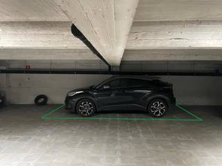 Deze ondergrondse staanplaats op -1 bevindt zich in een afgesloten garagecomplex onder een appartementsgebouw.De staanplaats is vlot bereikbaar en...