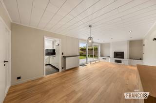 Deze aangename gelijkvloerse woning combineert een rustige ligging met een praktische indeling, drie slaapkamers, een extra diepe garage en een zonnige, zongerichte tuin. De woning werd de voorbije jaren op verschillende vlakken gerenoveerd en biedt daardoor een mooie basis om er meteen uw nieuwe thuis van te maken.<br /><br />Bij het binnenkomen verwelkomt de inkomhal u en leidt deze naar de gezellige leefruimte, die bestaat uit een eetplaats en zithoek. Dankzij de grote ramen geniet deze ruimte van een aangename natuurlijke lichtinval. De aanwezige houtkachel zorgt bovendien voor extra sfeer en gezelligheid. Aansluitend bevindt zich de uitgeruste keuken met hardstenen werkblad, dampkap, oven, kookplaat en koelkast. <br /><br />Verder beschikt de woning over een hal, drie slaapkamers en een volledig gerenoveerde badkamer. Een extra diepe garage biedt niet alleen plaats voor de wagen, maar ook heel wat bijkomende bergruimte. Daarnaast is er steeds parkeergelegenheid voor de deur.<br /><br />Ook op het vlak van renovatie en energiezuinigheid werd de voorbije jaren geïnvesteerd. Zo werden onder meer de spouwmuren geïsoleerd, het dak vernieuwd en een nieuwe cv-ketel op aardgas geplaatst. De badkamer werd volledig vernieuwd en afgewerkt met een moderne Mortex-douche. Ook de zekeringskast werd vernieuwd en de woning werd volledig geschilderd. <br /><br />Bent u op zoek naar een praktische gelijkvloerse woning met drie slaapkamers, een garage en een zonnige tuin, gelegen in een rustige straat? Contacteer dan Kenjiro op het nummer 0495 64 69 95 of via waeles@immofrancois.be<br /><br />