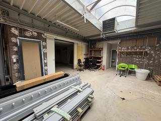 Showroom met opslagruimte te huur in Zottegem. Gelegen langs de N42 met een zeer vlotte verbinding naar de E40, afrit 17 Wetteren. De opslagruimte...