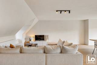Dit prachtig gerenoveerd appartement bevindt zich op de bovenste verdieping (2de) van een kleinschalige residentie met slechts drie appartementen en één handelszaak. Dankzij de volledige renovatie in 2025 geniet u van hedendaags wooncomfort, een kwalitatieve afwerking en een woning die volledig instapklaar is.<br /><br />Via de inkomhal betreden we de ruime leefruimte, waar de mooie raampartijen zorgen voor een aangename lichtinval en een open, ruimtelijk gevoel. De gezellige zithoek sluit naadloos aan op de eetplaats en de moderne, volledig uitgeruste keuken met ruim kookeiland, kwalitatieve AEG-toestellen en voldoende werk- en bergruimte. Vanuit de leefruimte heeft u rechtstreeks toegang tot het gezellige zuid gericht terras van ca. 5 m², waar u kunt genieten van een mooi groen uitzicht.<br />Het appartement beschikt verder over twee volwaardige slaapkamers en een stijlvolle badkamer met een vrijstaand ligbad, ruime inloopdouche, modern lavabomeubel en kwalitatieve afwerking. Doorheen het volledige appartement werd gekozen voor duurzame materialen en een tijdloze inrichting.<br /><br />Een bijkomende troef is de ruime privatieve bergzolder van ca. 65 m².<br /><br />Met een bewoonbare oppervlakte van 110 m², een volledige renovatie in 2025, een gunstig EPC-label B, een kleinschalige residentie en een hoogwaardige afwerking vormt dit appartement een unieke opportuniteit voor wie op zoek is naar appartement in het centrum van Zeveneken.<br /><br />Wenst u dit prachtig appartement te bezoeken, schrijf u in op onze bezoekdag op zaterdag 17 oktober via de link:  https://calendly.com/loimmo/bezoekmoment-gentse-steenweg-438-bus201