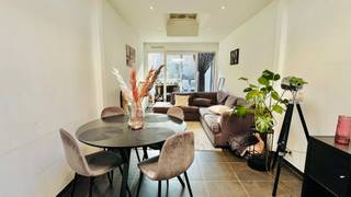 Welkom in deze charmante woning met volgende indeling:Bij het betreden van de woning komt u in een open inkomhal met fietsenberging, aansluiting voor...