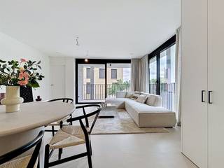 <p><span>Nieuwbouwappartement in residentie Kasteelvijver te Langemark.</span></p><p><span> </span></p><p><span>Dit appartement bevindt zich op de </span><span>eerste verdieping</span><span> en heeft een </span><span>bewoonbaar oppervlakte</span><span> van </span><span>69,63m²</span><span> en een </span><span>terras</span><span> van </span><span>8m²</span><span>.</span></p><p><span> </span></p><p><span>Indeling</span><span>: </span></p><p><span>inkomhal </span><span>met </span><span>apart toilet</span><span>, </span><span>open keuken</span><span>, voorzien van alle comfort met </span><span>leefruimte</span><span> die directe toegang biedt tot het prachtig </span><span>terras </span><span>omgeven door groen</span><span>.</span><span> </span></p><p><span>Aansluitend op de woonkamer is de ruime </span><span>slaapkamer</span><span> met </span><span>badkamer </span><span>voorzien van inloopdouche en lavabomeubel.</span></p><p><span> </span></p><p><span>Er is tevens een </span><span>kelderberging</span><span> bij te kopen, alsook mogelijkheid tot aankopen van </span><span>ondergrondse staanplaats.</span></p><p><span> </span></p><p><span>De </span><span>warmwaterproductie</span><span> en de </span><span>vloerverwarming</span><span> zal opgewekt worden door een bodem/water </span><span>warmtepomp met ingebouwde boiler.</span><span> De warmte wordt uit de grond gehaald via </span><span>geothermie.</span></p><p><span>Doorheen het appartement is er </span><span>ventilatiesysteem D </span><span>(mechanische toevoer en afvoer) voorzien.</span></p><p><span>Het appartement beschikt tevens over</span><span> zonnepanelen</span><span> (760Wp) wat het bovendien uiterst zuinig maakt!</span></p><p><span> </span></p><p><span> </span></p><p><span> </span></p><p><span> </span></p><p><span> </span></p>