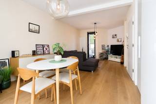Dit modern en centraal gelegen appartement bevindt zich op de 1ste verdieping van een bijzonder kleinschalig gebouw met slechts 2 appartementen waardoor er geen algemene kosten zijn.<br /><br />Het appartement beschikt over een uitzonderlijk ruime inpandige garage van maar liefst 37m² met veel opbergmogelijkheden en aansluitend een binnenkoer van 10m². <br /><br />De leefruimte vormt het hart van de woning en sluit naadloos aan op de open keuken welke voorzien is van alle comfort met kwalitatieve toestellen. Daarnaast beschikt het appartement nog over 2 volwaardige slaapkamers en een moderne badkamer met inloopdouche en toilet.<br /><br />Een absolute troef is het ruime, overdekte terras waar je in alle rust kan genieten.<br /><br />Het appartement is momenteel verhuurd en vormt hierdoor eveneens een interessante opportuniteit voor wie op zoek is naar een investering.<br /><br />Een verzorgd en ruim appartement op een gunstige ligging in Burcht, vlakbij winkels, openbaar vervoer en belangrijke invalswegen.<br /><br />Wij leiden je graag persoonlijk rond!
