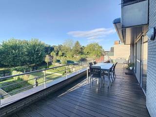 Prachtig appartement in het centrum van Herent.Het appartement bestaat uit een inkomhal, lichtrijke woonkamer met ruim terras (25 m²), volledig...