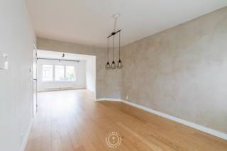 Op een steenworp van het station, winkels en scholen vinden we dit recente appartement met drie slaapkamers en terras. Een aangename thuis voor wie graag geniet van het stadsleven, met alle dagelijkse voorzieningen op wandelafstand.<br /><br />Bij het binnenkomen van het appartementsgebouw is er een verzorgde inkomhal met een <strong>gemeenschappelijke fietsenberging</strong>: handig voor wie zich graag vlot en duurzaam door de stad verplaatst. Via een trap komen we aan de achterkant van het gebouw waar de terrassen zich bevinden. <br /><br />Het appartement van 97 m² opent met een ruime eetruimte die mooi overgaat in de lichtrijke leefruimte. Het open zicht aan de overzijde van de straat zorgt hier voor een <strong>aangenaam gevoel van ruimte en licht</strong>. Aansluitend bevindt zich de keuken, ingericht met alle hedendaagse comfort. De praktische berging biedt extra opbergruimte en aansluitend is er een apart gastentoilet.<br /><br />Op de eerste verdieping bevinden zich twee slaapkamers en de badkamer. Deze laatste is uitgerust met een ruime inloopdouche. De bovenste verdieping herbergt nog een derde slaapkamer onder het dak, die zich eveneens uitstekend leent als <strong>bureau, hobbyruimte of logeerkamer</strong>.<br /><br />De recente afwerking volgens hedendaagse normen, de centrale ligging en de aanwezigheid van <strong>drie slaapkamers</strong> maken van dit appartement niet alleen een fijne eigen woonplek, maar ook een <strong>interessante investering</strong>.<br /><br />Hebt u vragen of wilt u eens komen kijken? Neem dan contact op via laurens@claves.be of op het nummer 0476 21 35 46. 