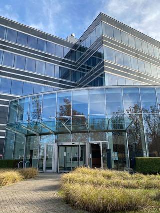 Uniek gelegen kantoorruimte van 432 m² met uitstekende visibiliteit te huur, deel uitmakend van het knappe kantorencomplex "Bourget". De...