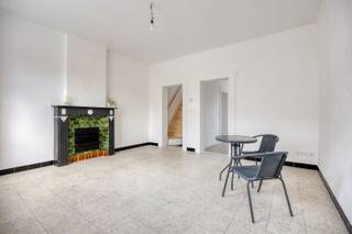 Deze prachtige half open bebouwing in Boutersem is onlangs gerenoveerd in 2026 en biedt alles wat u nodig heeft. De keuken is nieuw, badkamer is nieuw, de ramen van Schüco zijn nieuw en tenslotte zijn de slaapkamers gerenoveerd met een nieuwe trap. <br /><br />De HOB is gelegen op een perceel van 5 are met een ruime tuin en een gezellig terras/binnenplaats, perfect voor ontspanning, buitenactiviteiten voor de kinderen, bbq of om tot rust te komen.<br /><br />De woning beschikt over 2 slaapkamers en heeft een bewoonbare oppervlakte van 108 m² zodat u voldoende ruimte heeft om comfortabel te wonen. De nieuwe keuken is voorzien van alle moderne toestellen. De EPC heeft label E en elektrische keuring is conform. <br /><br />De tuin is zuidelijk georiënteerd, waardoor u kunt genieten van veel zonlicht en een aangename sfeer. Daarnaast zijn er 2 parkeerplaatsen beschikbaar rechts van de woning, wat handig is voor het parkeren van voertuigen.<br /><br />De locatie van de woning is top, met winkels, scholen, openbaar vervoer in de buurt en vlakbij de uitvalswegen. Kortom, deze woning is een ideale keuze voor wie op zoek is naar een comfortabele en mooi gerenoveerde woning in Boutersem.<br /><br />Graag een bezoek? Bel David van LED-ON-IMMO of mail naar info@ledonimmo.be. Tot gauw ;)