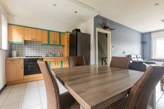 Woning met 2 slaapkamers, tuin, garage en garage- uitweg achteraan (extra parkeerplaats). Energielabel D (bijna C)