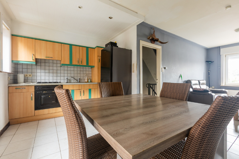 Woning met 2 slaapkamers, tuin, garage en garage- uitweg achteraan (extra parkeerplaats). Energielabel D (bijna C) - photo 2