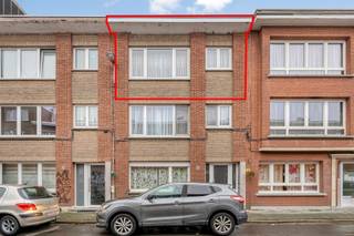 <p><span>Op zoek naar een ruim en praktisch appartement op en toplocatie? Dit aangename appartement is gelegen in het centrum van Deurne, in een klein en goed onderhouden gebouw met lage vaste kosten.</span></p><p><span>Het appartement beschikt over een ruime en lichtrijke living aan de straatkant. Aansluitend vind je een grote keuken met plaats voor een eettafel, perfect voor wie graag kookt en samen eet.</span></p><p><span>Naast de keuken is er een handige berguimte, die vroeger dienst deed als terras en nu extra opslagruimte biedt.</span></p><p><span>Verder zijn er twee volwaardige slaapkamers en een extra aparte ruimte die flexibel kan worden ingericht al speelkamer, dressing of thuiswerkkantoor, ideaal voor gezinnen of thuiswerkers.</span></p><p><span>Als extra troef beschikt het appartement over twee private kelderbergingen, wat zorgt voor nog extra opslagruimte.</span></p><p><span> </span></p><p><span>Bijzonderheden</span><span>:</span></p><p><span>EPC Energielabel B - 172 kwh/(m² jaar)</span></p><p><span>Geen renovatieplicht</span></p><p><span>De elektriciteit is conform</span></p><p><span>CV is individueel op gas</span></p><p><span>Er is overal dubbele beglazing met PVC kader</span></p><p><span>Het dak werd in 2022 geïsoleerd</span></p><p><span>Vaste kosten:  300/6 maanden (inbegrepen: water en minuterie gang)</span></p><p><span>P-score: B</span></p><p><span>G-score: B</span></p>
