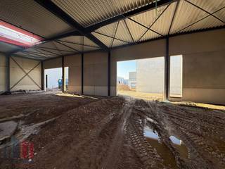 Strategisch gelegen nieuwbouw KMO-unit van 574 m² te huur in Deinze. De unit maakt deel uit van het KMO-park 'SCHIPDONK' bestaande uit...