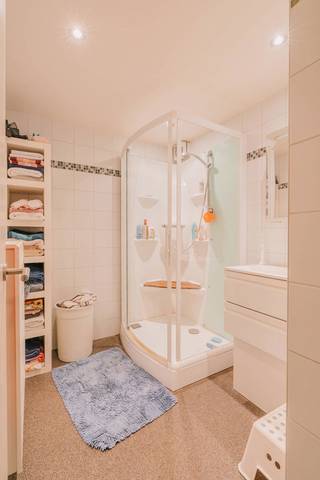 <br />Voor meer informatie, extra foto’s of om een bezoek in te plannen, contacteer Joeri 016 199 346 of joeri.vandeven@homixx.be.<br /><br />Zoekt u een gelijkvloers appartement dat volledig instapklaar is? Zoek dan niet verder!<br />Op het gelijkvloers van deze unit tref je een mooi afgewerkt en vernieuwd (2012) gelijkvloers appartement met twee slaapkamers en maar liefst 96m2 bewoonbare oppervlakte!<br /><br />Je kan binnenwandelen via de inkom, of gebruik maken van de elektrische garagepoort om te parkeren op de bijhorende staanplaats achteraan. Hier tref je ook het tuinhuis!<br />Binnen in het appartement is er veel lichtinval door de grote raampartijen richting het terras, en geniet je van een grote eet-leefruimte. Aansluitend heb je de volledig geïnstalleerde keuken met oven, koelkast, vitrokeramisch vuur én een dubbele spoelbak. Naast de keuken is nog een handige berging/wasplaats aanwezig met toegang naar het terras via de achterdeur.<br /><br />Via een aparte nachthal kom je bij de eerste volwaardige slaapkamer en daarna de master bedroom. Hiernaast heb je nog de badkamer met douche en lavabomeubel, en tot slot een handig apart gastentoilet.<br /><br />Het appartement is asbestvrij, de elektriciteit is conform én je hebt hier een gunstig EPC-C label! <br />Kortom, een zorgeloze keuze!