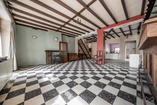 Contact : Maxime Van den Abbeele : 0494/05.23.55 - maxime.v@weinvest.be
Votre agence We Invest Charleroi & en Fagne vous présente aujourd'hui un nouveau bien!
Située à Morialmé, cette maison 3 façades offre de très beaux volumes et un fort potentiel pour différents projets. Avec ses 299 m² habitables, elle conviendra aussi bien à une famille à la recherche d’espace qu’à un indépendant souhaitant combiner habitation et activité professionnelle.
Le bien se compose d’un vaste séjour, d’une cuisine avec accès vers l’extérieur, de 4 grandes chambres, d’une salle de bains et de deux salles de douche. On y retrouve également un espace commercial de plus de 63 m² ainsi qu’un atelier, ce qui ouvre la porte à de nombreuses possibilités d’aménagement selon les besoins de chacun.
À l’extérieur, la maison bénéficie d’une belle terrasse de 43 m² et d’un jardin orienté ouest, idéal pour profiter des beaux jours. Un grenier aménageable, deux garages, des caves ainsi que des emplacements de parking viennent compléter l’ensemble.
Une maison aux volumes rares, offrant de nombreuses possibilités après rénovation, à découvrir sans tarder.
PEB : E – 397 kWh/m².an - 20260616034429
Faire offre à partir de 197.000 €
Annonce indicative et non contractuelle, sous réserve d’acceptation des propriétaires.