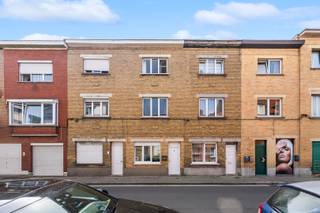 <br />Deze woning is gelegen in de Myosotisstraat te Gent, met een vlotte bereikbaarheid en een goede verbinding naar het stadscentrum. Winkels, scholen, openbaar vervoer en andere dagelijkse voorzieningen bevinden zich in de nabije omgeving, wat bijdraagt aan een aangenaam wooncomfort.<br /><br />Bij het betreden van de woning komt u via de inkomhal rechtstreeks terecht in de aangename leefruimte, die naadloos aansluit op de keuken. Aansluitend op de keuken bevindt zich een praktische en compacte berging, ideaal voor extra opslagruimte.<br /><br />Op de eerste verdieping vindt u een ruime slaapkamer en een badkamer, uitgerust met een toilet.<br /><br />De tweede verdieping biedt plaats aan een tweede slaapkamer en een bijkomende berging, die kan dienen als opslagruimte of dressing.<br /><br />Heeft u interesse in deze woning? Neem snel contact op via het nummer 0484 14 96 86 of via info@oko.immo.