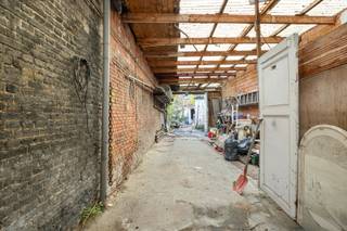 <p>Deze woning is gelegen in het centrum van Niel, op wandelafstand van winkels, openbaar vervoer en andere voorzieningen. Het pand is grondig te renoveren en biedt daardoor veel potentieel voor wie op zoek is naar een projectlocatie.</p>
<p>Een belangrijke troef is dat het perceel<span> </span><strong>aan de achterzijde aansluit</strong><span> </span>op het pand gelegen aan<span> </span><strong>Aimé De Langlestraat 20</strong>, wat extra mogelijkheden creëert voor wie denkt aan een<span> </span><strong>groter ontwikkelingsproject</strong>.</p>
<p>Het pand is onbewoonbaar verklaard, niet-asbestveilig en valt onder de renovatieplicht.</p>
<p><strong>Indeling:</strong><br />Gelijkvloers: inkomhal, woonkamer, keuken, diverse opslagruimtes en nachthal.<br />Verdieping 1: nachthal en twee slaapkamers.<br />Verdieping 2: nachthal en twee slaapkamers.</p>
<p><strong>Extra troeven:<br /></strong>✔️ Mogelijkheid tot projectgrond i.c.m. achterliggend pand<br />✔️ Vier slaapkamers (verdeeld over twee verdiepingen)<br /><br />Kom gerust eens kijken.<br />Plan jouw bezoek in via jarno@groepvanhaute.be of 0492 83 88 19.</p>