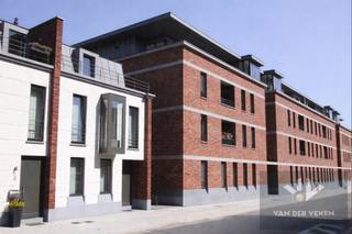 <strong>Dit appartement is beschikbaar vanaf 1 MEI 2026!<br />Vaste maandelijkse kosten: € 200,00 <br />Ondergrondse parkeerplaats inbegrepen!</strong><br /><br />Ontdek dit prachtig 2-slaapkamerappartement gelegen op de hoogste verdieping, waar comfort en stijl hand in hand gaan.<br />Dankzij de topligging geniet je van rust en privacy, terwijl je toch op wandelafstand bent van Quartier Bleu en de gezellige winkelstraat.<br /><br />Het appartement beschikt over een ruim en lichtrijk leefgedeelte met een grote, volledig uitgeruste keuken — ideaal voor wie graag kookt en geniet van gezellige momenten.<br />De twee ruime slaapkamers bieden alle comfort, waarvan één voorzien is van een praktische dressing.<br /><br />Een absolute troef is het grote terras met verwarming, waar je het hele jaar door kan ontspannen en genieten. Daarnaast kan je tot rust komen in de mooi aangelegde, gezellige binnentuin.<br /><br />De inbegrepen parkeerplaats zorgt voor extra gemak.<br />Bovendien ondergaat het appartement momenteel een opfrissing, waardoor je binnenkort kan genieten van een fris en instapklaar geheel.<br /><br />Kortom, een unieke kans voor wie op zoek is naar comfortabel wonen op een toplocatie!<br /><br />Word jij de nieuwe bewoner van dit prachtig appartement? Surf naar www.vdv-vanderveken.be, kies bij “TE HUUR” voor dit pand en vul de kandidatenfiche in (klik in het gouden balkje op “Ik wil dit pand graag huren!”). Wij contacteren je voor een afspraak! 