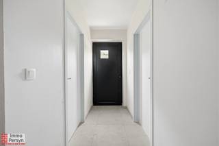 Gelegen in de rustige Vossekotstraat vinden we deze gloednieuwe halfopen bebouwing terug. De woning combineert een tijdloze architectuur van rode gevelsteen met strakke zwarte raamprofielen en dakpannen, wat zorgt voor een moderne doch warme uitstraling. U woont hier op een boogscheut van het centrum van Scherpenheuvel (+/- 1,8 km), met een vlotte verbinding naar winkels en scholen, maar geniet tegelijkertijd van de rust die deze residentiële straat te bieden heeft.<br /><br />Bij het betreden van de woning kom je in een functionele inkomhal met gastentoilet. Wat meteen opvalt, is de logische flow naar de leefruimte. De zithoek en eethoek vormen één ruim en lichtrijk geheel dat naadloos aansluit op de open keuken. Dankzij de grote raampartijen aan de achterzijde wordt de tuin als het ware naar binnen getrokken en geniet je de hele dag door van natuurlijke lichtinval. Aansluitend aan de keuken is er een bijzonder praktische berging voorzien met aansluitingen voor wasmachine en droogkast; een onmisbare troef voor elk gezin. Buiten is er ruimte voor een gezellig terras en een onderhoudsvriendelijke tuin, waar in de voortuin een wadi is aangelegd voor een duurzame waterhuishouding.<br />Op de eerste verdieping biedt de nachthal toegang tot drie volwaardige slaapkamers, ideaal voor een gezin of om in te richten als thuiskantoor. De badkamer is centraal gelegen en slim ingedeeld met ruimte voor zowel een ligbad, een toilet als een dubbele wastafel. Via een zolderluik is de ruime zolderverdieping bereikbaar. Deze grote open ruimte biedt extra mogelijkheden voor opslag, wat de praktische bruikbaarheid van deze woning compleet maakt. Kortom, een instapklare buitenkans voor wie op zoek is naar een kwalitatieve nieuwbouwwoning op een toplocatie.<br /><br /><u><strong>Indeling:</strong></u><br /><strong>Gelijkvloers:</strong> Inkomhal, toilet, zithoek, eethoek, open keuken, berging/wasplaats <br /><strong>Eerste verdieping:</strong> Nachthal, 3 slaapkamers, badkamer <br /><strong>Zolder:</strong> Ruime bergzolder<br /><strong>Buitenruimte:</strong> oprit met parkeerplaats <br /><br /><br />*De prijs van 370.000euro is  exclusief BTW (12% op de bouwgrond - 21% op de woning) = totaalprijs van <u><strong>439.600 euro</strong></u> inclusief btw en registratierechten.<br /><br />Ervaar zelf de vele voordelen van deze woning tijdens een persoonlijke rondleiding. Maak vandaag nog je afspraak.<br />Mail naar info@immopersyn.be of bel 013 444 008.