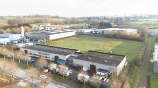 Magazijn van 720 m² op een ruim perceel van 5.000 m² te koop.Mogelijkheid tot aankoop volledige bedrijfsgebouw en perceel. Het bedrijfsgebouw bestaat...