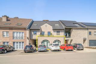 Residentie de Bunderie is gelegen langs de Bunderstraat ter hoogte van nummer 7, op enkele minuutjes van het centrum van Munsterbilzen. <br />Vlakbij vindt men tal van winkels, de supermarkt, de school en het mooie Munsterbos. Op slechts een drietal kilometer treft men het centrum van Bilzen.<br /><br />Dit specifieke aanbod bestaat uit 2 eenheden, deeluitmakende van deze kleinschalige residentie:<br />- een gelijkvloersappartement met een netto bewoonbare oppervlakte van 96 m² + standplaats<br />- een ingerichte polyvalente ruimte, toegankelijk langs de inrit en via het terras aan het appartement<br /><br /><br />INDELING/OMSCHRIJVING:<br /><br />- GELIJKVLOERSAPPARTEMENT<br /><br />Het appartment met een degelijke maar bescheiden basisafwerking is in zeer verzorgde en goede staat. Noch in de privatieve nog in de gemeenschappelijke delen zijn noemenswaardige verwachte kosten aan de orde. Tot op heden wordt dit eigendom verhuurd aan een basishuurprijs ten bedrage van 595 EUR per maand, mogelijk te indexeren met onmiddellijke ingang tot 742,74 EUR. Tot op heden kan gunstig dossier met stabiele huurbetalingen voorgelegd worden. <br /><br />- inkom, tellerlokaal<br />- ruime leefruimte (42m²) met zicht op en toegang tot het ruime en netjes beklinkderde privéterras, (39m²)<br />- ingerichte keuken <br />- apart toilet<br />- badkamer met bad en meubel <br />- Grote ruimte op heden dienst doende als twee slaapkamers, in het midden gescheiden door een wegneembare wand/kast. <br />- Berging/wasplaats. <br />- ruime terras, netjes beklinkerd, en met rechtstreekse toegang tot de achterliggende ontmoetingsruimte/polyvalente ruimte<br /><br />Inbegrepen in de prijs is nog de standplaats voor het gebouw.<br /><br />EPC: 286 kWh/m² pj - label C<br />CV op aardgas<br />Geen renovatieplicht<br /><br /><br />- POLYVALENTE RUIMTE<br />Grote polyvalente ruimte die tot op heden dienst gedaan heeft als ontmoetingsruimte, verbonden aan een vroeger buurtcafé. De uitbating van het buurtcafé werd stopgezet en het onroerend goed werd herbestemd als appartement, zijnde het gelijkvloersappartement deeluitmakend van dit vrijwel unieke aanbod. <br /><br />Deze verzorgde, uitstekend onderhouden ruimte is afgewerkt met een mooie gladde betonvloer en samengesteld uit <br />- een grote zaal met netjes uitgeruste toog, bereikbaar via de inrit en via het terras van het appartement (10,73m * 11,70m = 125,41 m²)<br />- een ruimte met sanitaire voorzieningen (dames- en herentoilet) (12,462 m²)<br />- een keukentje (10,20 m²)<br /><br />Dit gebouw is op heden gekend ten kadaster - en vergund - als een ontmoetingsruimte. Meer toelichting over de mogelijke invullingen die hieraan gegeven kunnen worden geven wij u graag tijdens een vrijblijvend bezoek ter plaatse.