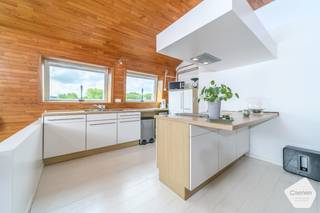 Op zoek naar een lichtrijk en instapklaar appartement nabij zee? Dit energiezuinig <strong>duplex dakappartement met 2 slaapkamers</strong> bevindt zich in een kleine residentie met slechts 2 appartementen en geniet van een uitstekende ligging nabij winkels, duinen en op korte afstand van het strand.<br /><br />Het appartement strekt zich uit over het<strong> 1e en 2e verdiep </strong>en combineert comfort, ruimte en energiezuinig wonen. Op de eerste verdieping bevinden zich <strong>twee volwaardige slaapkamers</strong> en een moderne badkamer uitgerust met dubbele wastafel, toilet en ruime inloopdouche.<br /><br />De <strong>bovenverdieping</strong> biedt een aangename <strong>open leefruimte</strong> met veel natuurlijk licht en een<strong> volledig uitgeruste keuken</strong>, ideaal voor wie houdt van een open en gezellige woonbeleving.<br /><br />Vooraan op het gelijkvloers bevindt zich een <strong>privatief terras</strong>, perfect geschikt voor fietsen, een loungehoek of sfeervolle decoratie.<br /><br /><strong>Extra troeven:</strong>
<ul>
<li>2 slaapkamers</li>
<li><strong>Kleinschalige residentie</strong> met lage gemeenschappelijke kosten</li>
<li>Zonnepanelen aanwezig</li>
<li>Aircosysteem voor verwarmen, koelen én ventileren</li>
<li><strong>Conforme elektrische installatie</strong></li>
<li>Asbestveilig</li>
<li>Gunstige ligging nabij zee, winkels en openbaar vervoer</li>
</ul>
<strong>EPC: 238 kWh/m² jaar – Label C</strong><br /><br />Ideaal als vaste woonst, tweede verblijf of investering aan de kust. Contacteer ons vandaag nog voor een bezoek!