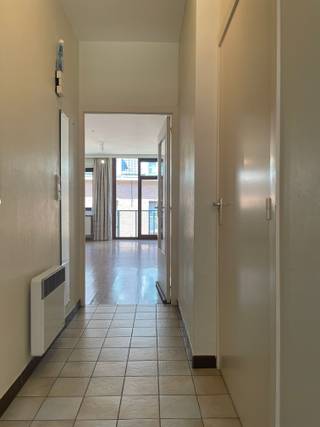 <strong>OPGELET: minimum leeftijdsgrens voor bewoners is 60 jaar !!!</strong><br />Instapklare assistentieflat met een bewoonbare oppervlakte van 75m², gelegen in de gerenommeerde residentie 'Hof Van Villers" te Mechelen.<br />Residentie "Hof Van Villers" biedt aangenaam en comfortabel wonen voor senioren, zonder in te boeten aan de beleving van de Mechelse binnenstad.<br />Dit aangenaam appartement is rustig gelegen op de 2e verdieping en omvat een inkomhal met vestiaire en gastentoilet, aangename leefruimte op parketvloer met mooi uitzicht op het binnenplein van de residentie, keuken met modern comfort, berging met aansluiting voor wasmachine en (condens)droogkast, 1 slaapkamer met een annex badkamer voorzien van een douchecabine, lavabomeubel en toilet.<br />Zeer energiezuinig: EPC-score = 108 kWh / (m² jaar) of LABEL B<br />Onmiddellijk beschikbaar.<br />Huurprijs: 30,77€/dag<br />Energieprovisie (120€/maand) + deelname in de organisatiekost (18,45€/dag/flat) + zorgkost (6,23€/dag/persoon) wordt apart verrekend door de residentie zelf. Binnen het "Hof Van Villers" beschikt men bijkomend nog over een waaier van aanvullende diensten waarvan de bewoners, indien gewenst, gebruik kunnen maken.<br />Voor meer info over deze flat of een bezoek ter plaatse, contacteer ons kantoor via Anne Raets 0471/57.12.13 of info@buro14.be.