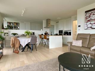 Ontdek dit prachtige appartement aan de oevers van de Leie, een ware parel te huur!Bij het betreden van het appartement wordt u verwelkomd door een...