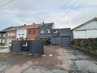 Woning met loodsen op +-2000 m² te Aalbeke.Deze handelswoning is momenteel nog actief en verhuurd voor 1000 euro per maand. Een bar met tuin, privé...