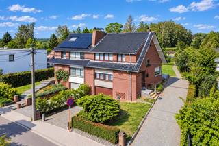 Een ruime en degelijke driegevel woning met oa. 3 slaapkamers, oprit/parking, garage, terras en tuin op een perceel van 9a86ca. Rustig gelegen nabij alle faciliteiten en invalswegen.<br /><br />Op het gelijkvloers: inkomhal met toilet (7.00m²), gezellige leefruimte (32.00m²), keuken (12.00m²), veranda (21.00m²);<br />Op de eerste verdieping: nachthal, 3 slaapkamers (8.50 / 16.50 / 17.00m²), badkamer (wastafel, bad, toilet);<br />Verder: bergzolder (18.00m²), kelders (19.00m²), ruime garage (36.00m²), oprit/parking, terras en aangename verzorgde tuin;<br /><br />Buitenschrijnwerk hout dubbele beglazing – Centrale verwarming op stookolie<br />EPC: 308 Kwh/m² (label: D - geen renovatieverplichting!) - UC: 3899748<br />Perceeloppervlakte: 9a 86ca - kadastraal inkomen: 1.346 EUR<br />Nutsvoorzieningen: regenwaterput<br />Vrij bij akte<br /><br />Stedenbouwkundige inlichtingen aangevraagd.