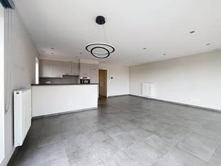 This modern 2-bedroom apartment with a sunny terrace is located among the greenery in Assebroek. The apartment is a stone's throw from the vests. With easy access to the R30 and N50.<br /><br />Layout:<br />1°V: entrance hall with cloakroom, storage room with washing machine connection - kitchen (7m²) equipped with a ceramic hob, hood, sink and dishwasher connection - living room (22m²) - bedroom 1 (11m²) with access to the balcony - bathroom with shower and sink - sunny terrace (42m²) - parking space<br /><br />Overall:<br />- Rental price: €1025.00 per month<br />- Immediately available<br />- No syndic fees<br /><br />The quickest way to visit this property? Request your visit via the pink button on our website (www.dewaele.com) and you will be contacted by our rental expert Broes.<br /><br />Appointments cannot be made by phone. If you have any other questions, you can contact us by phone at 050 444 999.