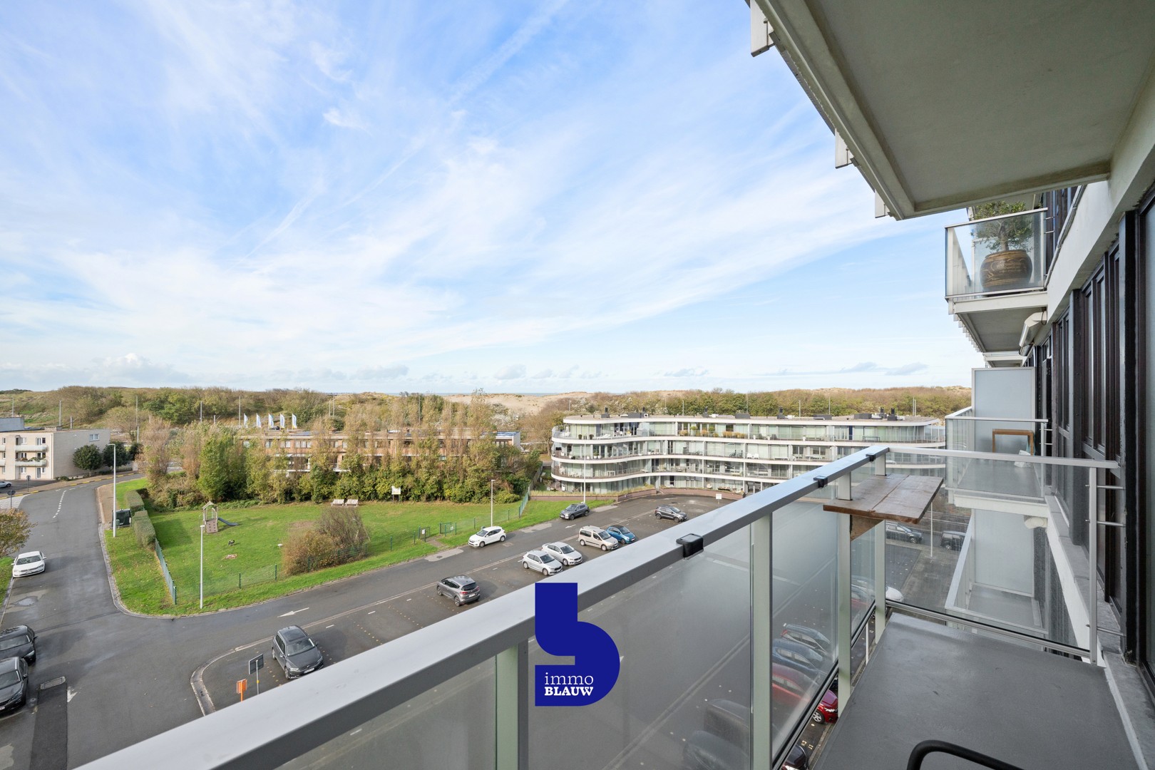 Stijlvol gerenoveerd doorloopappartement met frontaal zeezicht in Bredene - photo 2