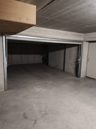 Te koop: gesloten dubbele garage in Sint-Idesbald, op korte afstand van de zeedijk. Deze ruime en volledig afgesloten garagebox bevindt zich in de...