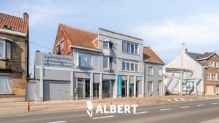 Ruime handelsruimte / baanwinkel van ca. 750 m² te huur in Roeselare – topligging tussen E403 en centrum.Bent u op zoek naar een grote handelsruimte...