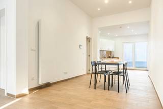 <br /><strong>Welkom in deze volledig gerenoveerde gezinswoning gelegen te Dorpstraat 125 in Burcht — een woning waar ruimte, comfort en afwerking centraal staan.</strong><br /><br />Bij het binnenkomen word je verwelkomd in een<strong> ruime inkomhal </strong>met aansluitend een <strong>eerste badkamer</strong> (4,8 m<sup>2</sup>) voorzien van een inloopdouche en toilet — ideaal voor extra comfort in het dagelijkse gezinsleven.<br />Verder betreed je de lichtrijke open <strong>leefruimte waar woonkamer, eetplaats en keuken</strong> (25,1 m² -15 m²-10,2m<sup>2</sup>) naadloos in elkaar overvloeien. Dankzij de hoge plafonds en de open indeling geniet je hier van een aangenaam gevoel van ruimte en licht.<br /><br />De keuken sluit mooi aan op de gezellige stadskoer, een onderhoudsvriendelijke buitenruimte waar je in alle rust kan genieten van een koffiemoment of aperitief.<br /><br />De volledige benedenverdieping werd afgewerkt met een onderhoudsvriendelijke tegelvloer in warme houtlook.<br />Daarnaast is er een praktische technische ruimte voorzien voor wasmachine, droogkast en de gasverwarmingsinstallatie.<br /><br />Op de <strong>eerste verdieping </strong>bevinden zich <strong>drie volwaardige slaapkamers </strong>(13,2 m² – 14,3 m² – 9,5 m²) en een <strong>ruime tweede badkamer</strong> uitgerust met dubbele lavabo, douche én ligbad — een absolute meerwaarde voor gezinnen of wie graag extra comfort wenst.<br /><br />Via de vaste trap bereiken we de bovenste verdieping waar zich <strong>de royale master bedroom </strong>(21 m²) bevindt. Deze verdieping biedt tal van mogelijkheden en kan perfect dienen als ouderlijke suite, extra hobbyruimte of comfortabele thuiswerkplek.<br /><br />De woning werd grondig gerenoveerd waarbij elektriciteit, sanitair en verwarmingsinstallatie werden vernieuwd.<br />Bovendien beschikt de woning over een conforme elektrische keuring, waardoor je hier zonder zorgen kan intrekken.<br /><br /><u><strong>Technische kenmerken:</strong></u><br />EPC: 158 kWh/m²jaar — Label B<br />Elektrische installatie conform<br />Geen renovatieverplichting<br />G- &amp; P-score: C – C<br />Stedenbouwkundige inlichtingen: Wg – Vg – Gvv – Gmo – Gvkr<br /><br />Op zoek naar een instapklare woning met ruimte, comfort en een centrale ligging? Contacteer ons vandaag nog voor een bezoek via 03 369 70 33.<br /><br /><br /><br /> 