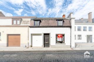 [[ DIT PAND NEEMT DEEL AAN DE ERA OPEN HUIZEN DAG OP 19/9 VAN 17:30 TOT 18:30 ]]
<p>Op zoek naar een woning die je volledig naar eigen smaak en wensen kan renoveren? Dit pand biedt <strong>heel wat mogelijkheden!</strong><br /><br />Op het gelijkvloers bevinden zich een <strong>ruime living, keuken en badkamer</strong>. Daarnaast beschikt de woning over een garage, ideaal voor het stallen van fietsen en moto’s of als extra bergruimte. Via de <strong>garage</strong> is er rechtstreeks toegang tot de <strong>grote, goed onderhouden tuin</strong>, die dankzij de <strong>zuidoostelijke oriëntatie</strong> geniet van een uitstekende zonligging.</p>

<p>Op de bovenverdieping bevinden zich <strong>4 slaapkamers</strong>, waarvan 2 ruime slaapkamers en 2 kinderkamers. Dankzij de ligging nabij het <strong>openbaar vervoer</strong> geniet de woning bovendien van een vlotte bereikbaarheid.</p>

<p>Het pand kan <strong>gerenoveerd worden of afgebroken en heropgebouwd worden aan 6% btw</strong>, indien aan de wettelijke voorwaarden wordt voldaan.<br /><br />P-score: A / G-score: A</p>

<p>Renovatieverplichting: ja.</p>

<p>Interesse? Contacteer ons vandaag nog om een bezoek in te plannen via living@era.be of 053 41 40 25!</p>